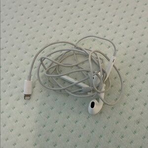 Apple White Lightning Earbuds with Inline Remote